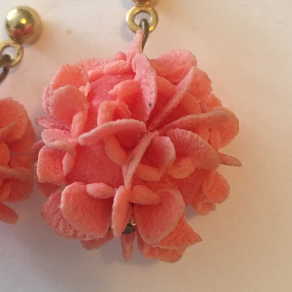 Vintage coral carved Lucite dangle earrings - Picture 2 of 3